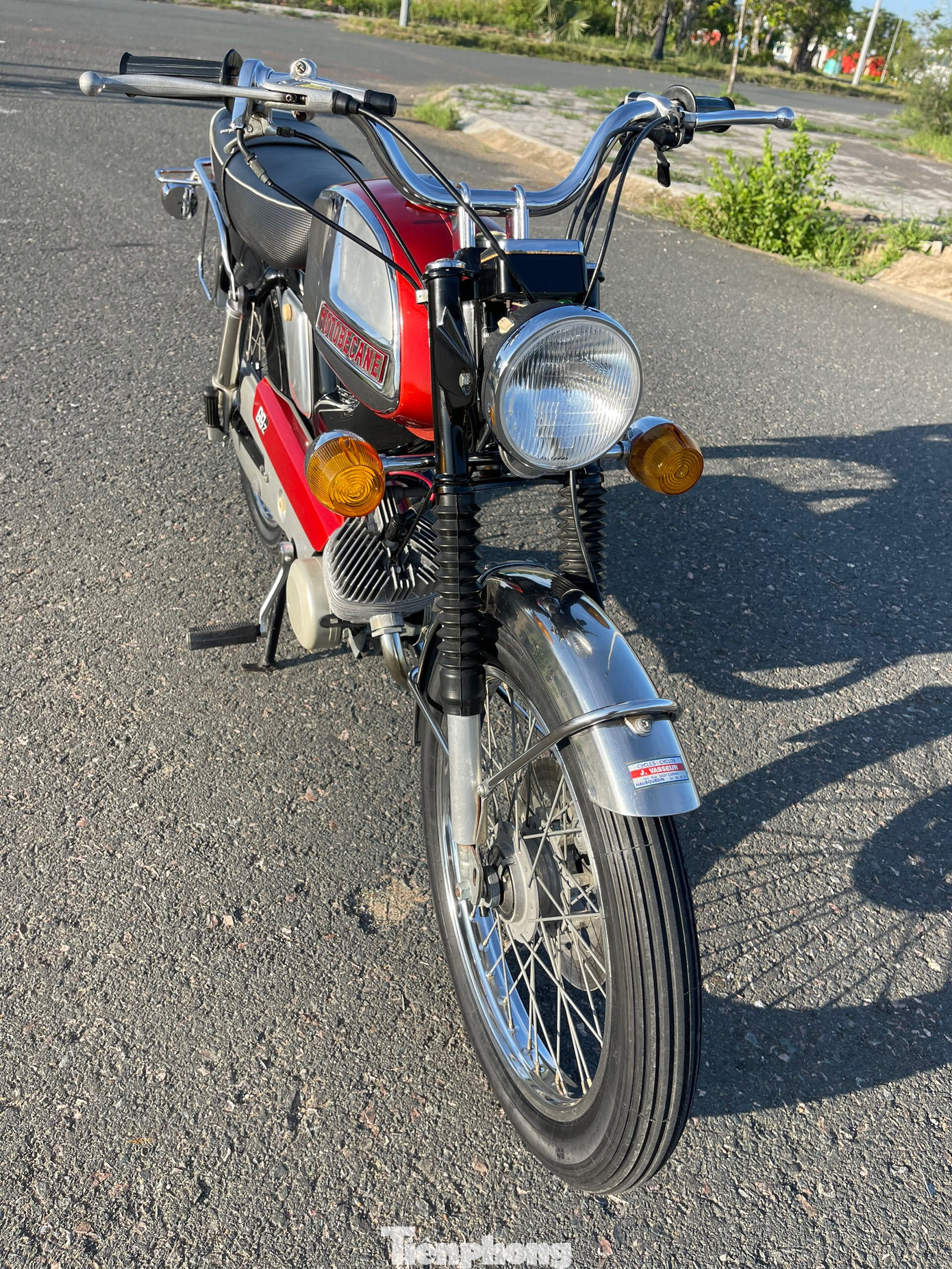 Đồng thời, xe sở hữu dàn phanh đĩa trước 240 mm hoạt động bằng cơ chế thủy lực, cho cảm giác nhạy bén.