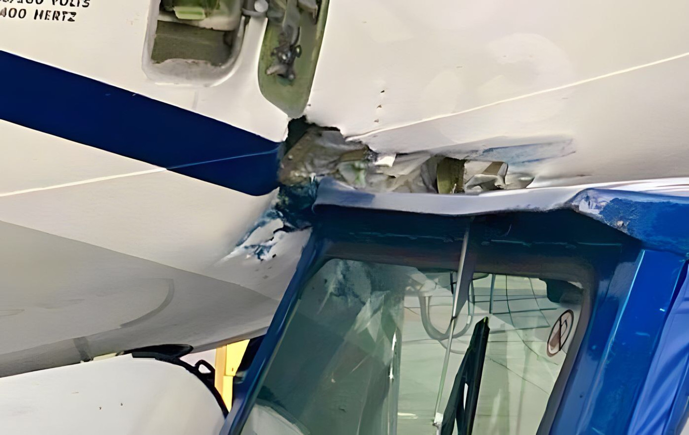 Vết thủng của máy bay sau vụ va chạm.