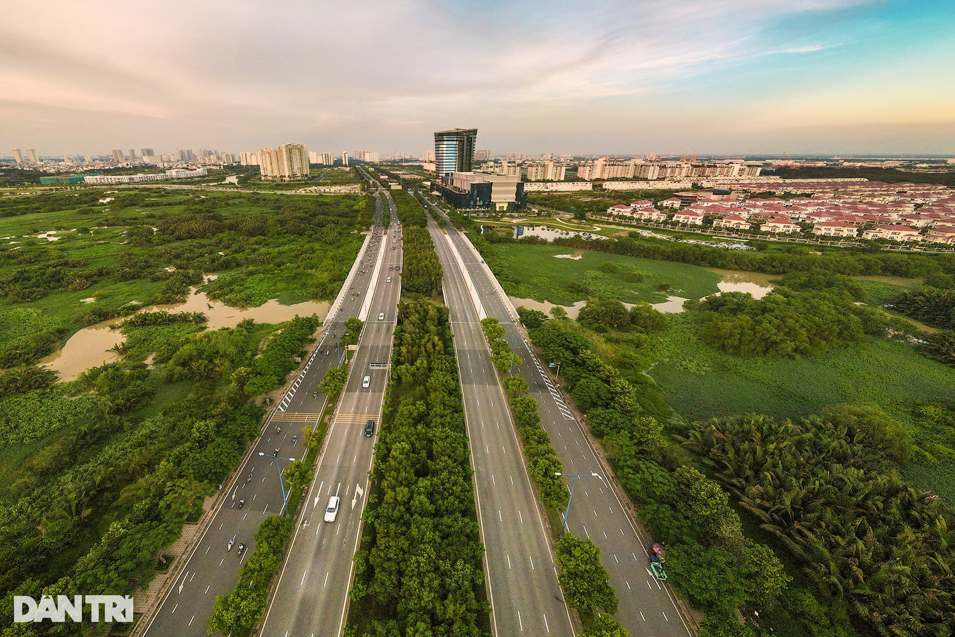 Đi xuyên qua khu Thủ Thiêm là tuyến đường huyết mạch Mai Chí Thọ, khoảng 2km tuyến đường này từ cửa hầm sông Sài Gòn tới hết khu đô thị Sala vẫn được bao bọc bởi hệ sinh thái tự nhiên như kênh rạch, đầm lầy, dừa nước.