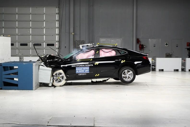 Các mẫu xe đời mới có điểm yếu là chưa đồng đều về khả năng bảo vệ hành khách phía trước và sau. Các mẫu xe đời mới có điểm yếu là chưa đồng đều về khả năng bảo vệ hành khách phía trước và sau.