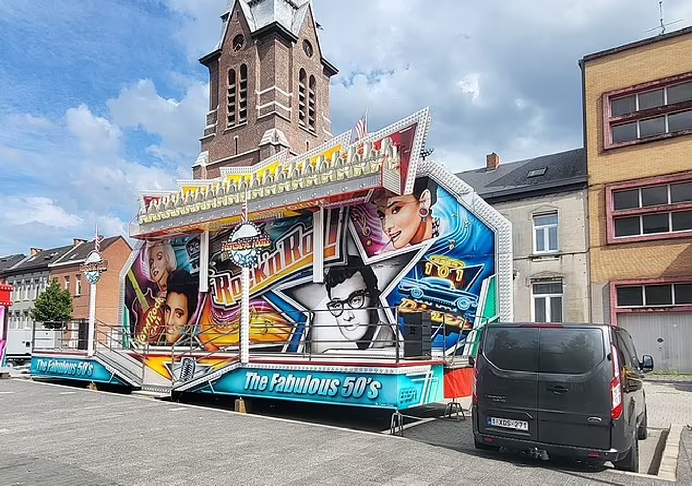 Trong khi khu vực gặp sự cố bị dừng hoạt động, hội chợ tại Bỉ vẫn tiếp tục diễn ra. Ảnh: Daily Mail. Trong khi khu vực gặp sự cố bị dừng hoạt động, hội chợ tại Bỉ vẫn tiếp tục diễn ra. Ảnh: Daily Mail.