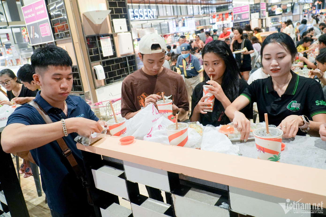 Nhóm bạn trẻ Trung Kiên (quận Hà Đông) loay hoay gần 30 phút để mua đồ và tìm chỗ ngồi. “Đông quá, có bàn lại không đủ ghế, chúng tôi chấp nhận đứng ăn cho xong bữa”, Kiên nói.