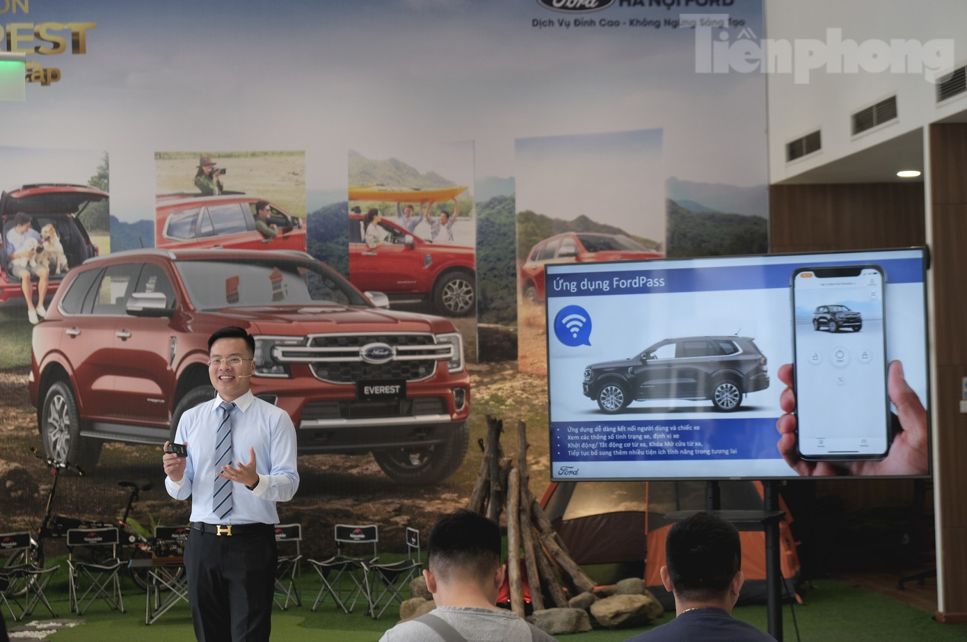 Đại diện Ford Việt Nam giới thiệu về ứng dụng tích hợp trên điện thoại thông minh. Đại diện Ford Việt Nam giới thiệu về ứng dụng tích hợp trên điện thoại thông minh.