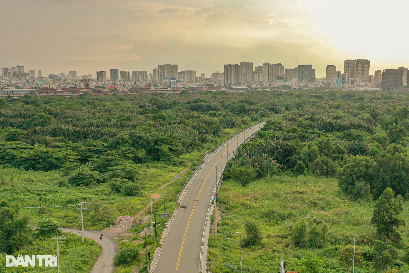 Đi xuyên qua khu lâm viên là đường ven vùng châu thổ, một trong 4 tuyến đường chính của khu đô thị Thủ Thiêm, dài 2,5km được xây dựng theo thiết kế cầu cạn.