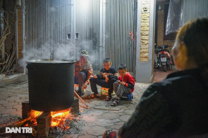 "Từ khi lập gia đình, năm nào nhà tôi cũng gói và nấu bánh chưng để giữ gìn nếp văn hóa truyền cho đời con đời cháu. Cả gia đình quây quần bên nhau cùng nhau chuẩn bị và gói nấu bánh. Gia đình luộc khoảng 30 cái để chia cho các con, các cháu", ông Châu cho biết. "Từ khi lập gia đình, năm nào nhà tôi cũng gói và nấu bánh chưng để giữ gìn nếp văn hóa truyền cho đời con đời cháu. Cả gia đình quây quần bên nhau cùng nhau chuẩn bị và gói nấu bánh. Gia đình luộc khoảng 30 cái để chia cho các con, các cháu", ông Châu cho biết.