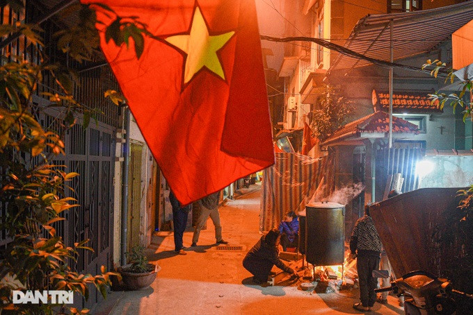 "Đỏ lửa" trong một con ngõ thuộc phố Vũ Tông Phan. "Đỏ lửa" trong một con ngõ thuộc phố Vũ Tông Phan.