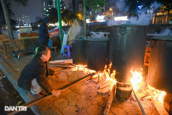 Đây là năm thứ 11 gia đình ông Hàn bắc bếp mồi lửa nấu bánh chưng. Bánh chưng ông Hàn làm chủ yếu phục vụ người thân, gia đình, hàng xóm xung quanh khu nhà. Để tiện trông bánh, ông Hàn mang luôn chiếc giường gấp để ngả lưng trên vỉa hè. Đây là năm thứ 11 gia đình ông Hàn bắc bếp mồi lửa nấu bánh chưng. Bánh chưng ông Hàn làm chủ yếu phục vụ người thân, gia đình, hàng xóm xung quanh khu nhà. Để tiện trông bánh, ông Hàn mang luôn chiếc giường gấp để ngả lưng trên vỉa hè.