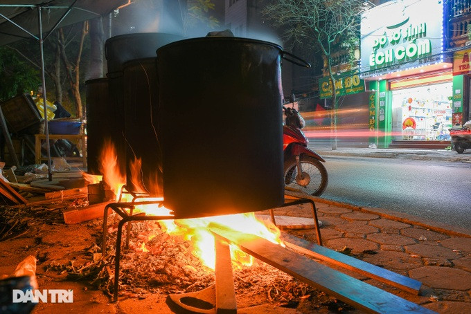 "Thời gian luộc bánh được tính từ khi xếp bánh vào nồi, mỗi nồi chứa khoảng 60-70 chiếc và đổ nước sôi lên trên. Tôi chất thêm củi và thêm nước thường xuyên để đủ nhiệt và phần nào giúp bánh nhanh chín mềm hơn", ông Hàn chia sẻ. "Thời gian luộc bánh được tính từ khi xếp bánh vào nồi, mỗi nồi chứa khoảng 60-70 chiếc và đổ nước sôi lên trên. Tôi chất thêm củi và thêm nước thường xuyên để đủ nhiệt và phần nào giúp bánh nhanh chín mềm hơn", ông Hàn chia sẻ.