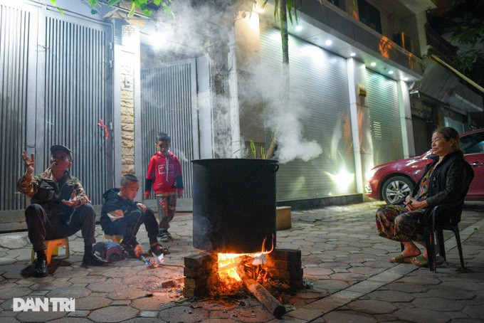 Ông Minh Châu (Vũ Tông Phan, Thanh Xuân, Hà Nội) cùng hai cháu trai bên bếp lửa hồng luộc bánh chưng. Ông Minh Châu (Vũ Tông Phan, Thanh Xuân, Hà Nội) cùng hai cháu trai bên bếp lửa hồng luộc bánh chưng.