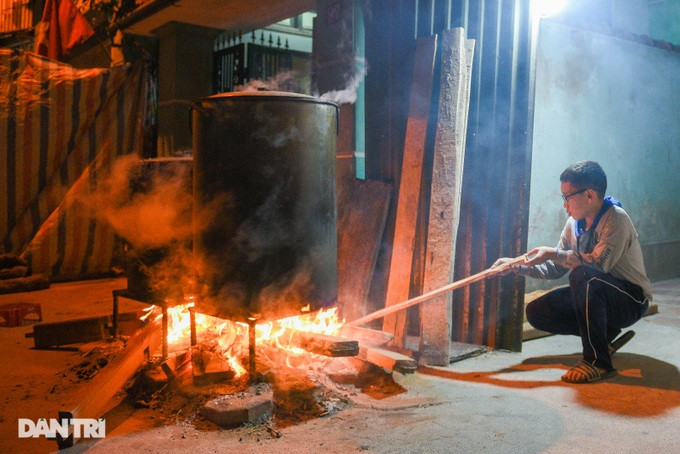 Thức xuyên đêm nấu nồi bánh chưng khiến mọi người thích thú, đặc biệt là trẻ em. Thức xuyên đêm nấu nồi bánh chưng khiến mọi người thích thú, đặc biệt là trẻ em.