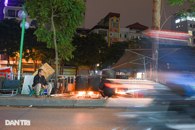 Những bếp bánh chưng nghi ngút khói được người dân "nổi lửa" ngay trên vỉa hè các tuyến đường ở Hà Nội. Tại đường Khương Đình (Thanh Xuân, Hà Nội), những nồi bánh chưng đã được gia đình ông Hàn đun sôi sùng sục. Nồi bánh chưng được luộc liền trong 12 tiếng. Ông Hàn phải trực xuyên đêm, đảm bảo nước trong nồi cũng như củi lửa còn đủ. Những bếp bánh chưng nghi ngút khói được người dân "nổi lửa" ngay trên vỉa hè các tuyến đường ở Hà Nội. Tại đường Khương Đình (Thanh Xuân, Hà Nội), những nồi bánh chưng đã được gia đình ông Hàn đun sôi sùng sục. Nồi bánh chưng được luộc liền trong 12 tiếng. Ông Hàn phải trực xuyên đêm, đảm bảo nước trong nồi cũng như củi lửa còn đủ.
