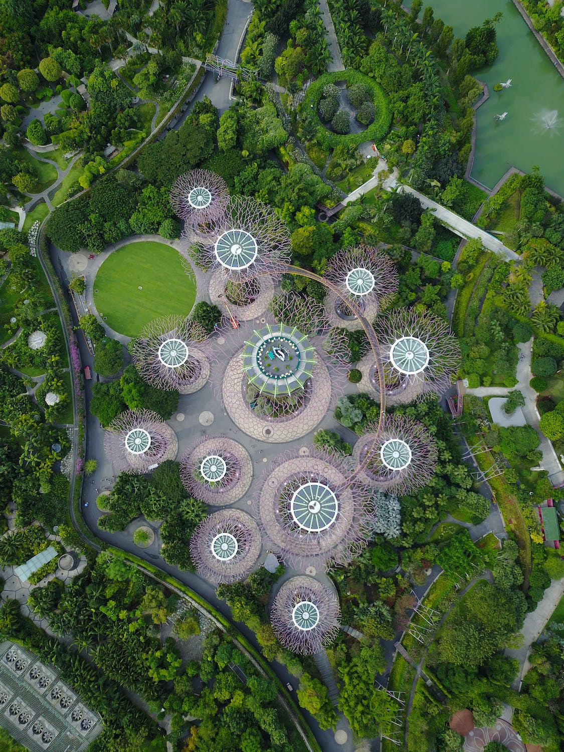 Góc nhìn từ trên cao của khu vườn Gardens by the Bay tại Singapore. Góc nhìn từ trên cao của khu vườn Gardens by the Bay tại Singapore.