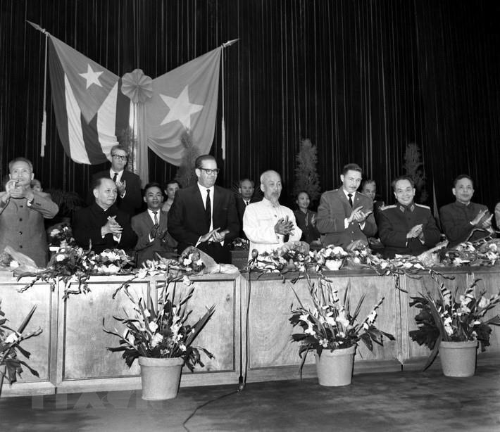 Chủ tịch Hồ Chí Minh cùng các vị lãnh đạo cấp cao Việt Nam tham dự lễ míttinh của hơn 1000 đại biểu các tầng lớp nhân dân thủ đô Hà Nội, chào mừng Đoàn đại biểu Đảng và Chính phủ Cách mạng Cuba, do Tổng thống Osvaldo Dorticós Torrado dẫn đầu sang thăm Việt Nam, cuối tháng 10/1966. (Ảnh: Văn Lượng/TTXVN).