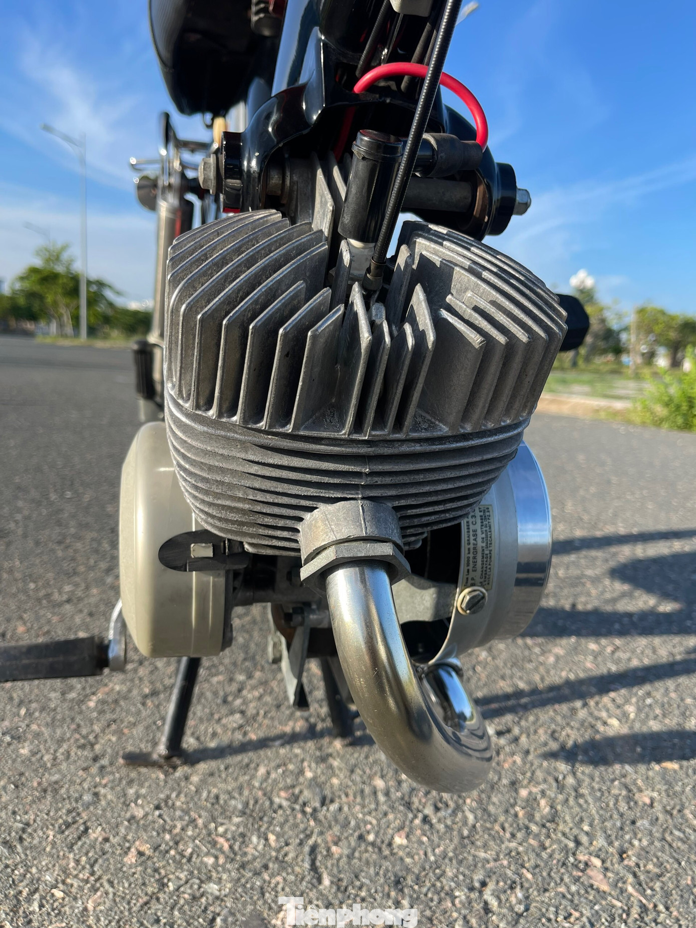 Motobecane 99z đời 1978 sử dụng động cơ 2 thì với 2 xi-lanh (1 xi-lanh chính và 1 xi-lanh phụ ở phần bên dưới của máy).