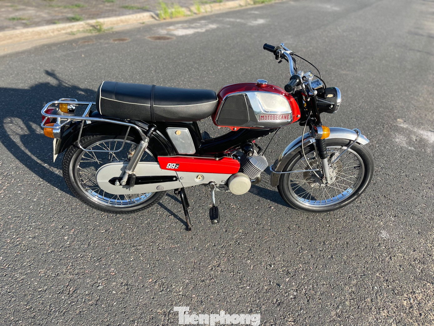 Chiếc xe 99z được sản xuất bởi Motobecane, một nhà sản xuất xe đạp, mô tô, xe máy và các phương tiện nhỏ khác của Pháp. Đơn vị này thành lập vào năm 1923, chế tạo nhiều mẫu xe gắn máy nổi tiếng, điển hình như chiếc Mobylette AV88 mà Tiền Phong từng đưa tin.