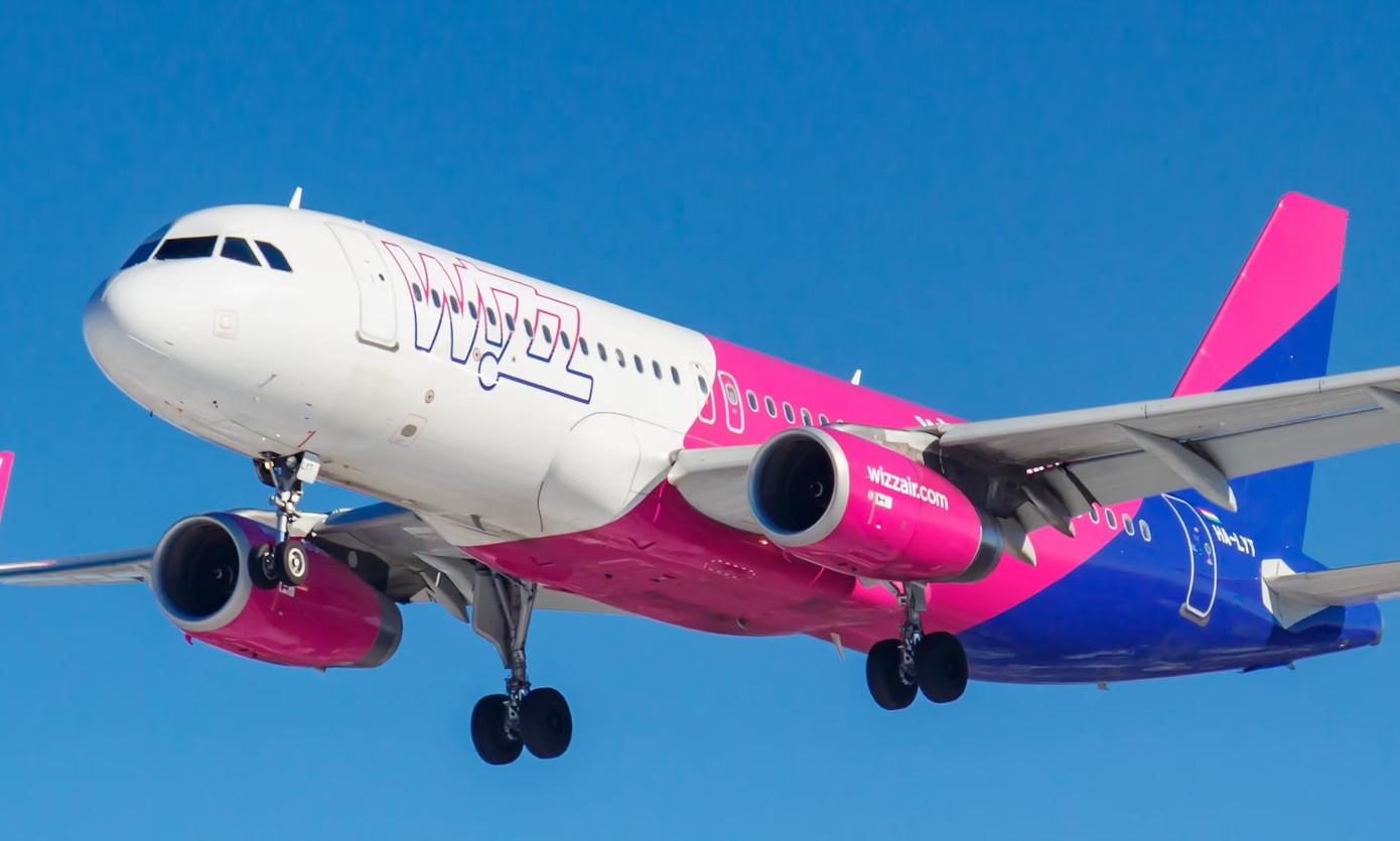 Máy bay của Wizz Air hạ cánh khẩn cấp ngay sau sự cố. Máy bay của Wizz Air hạ cánh khẩn cấp ngay sau sự cố.