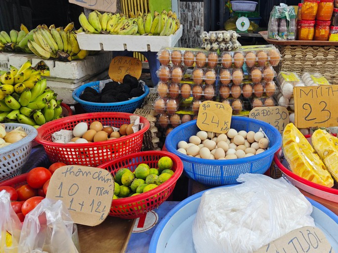 Trứng gà ta 24.000 đồng/chục, trứng gà đỏ (công nghiệp) 30.000 đồng/chục.