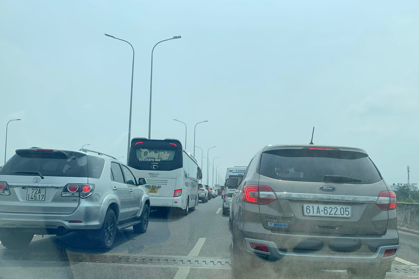 Giao thông trên cao tốc hướng đi Đồng Nai ùn tắc sau tai nạn. Ảnh: M.H.