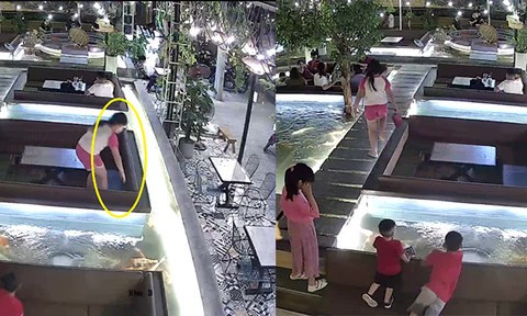 Hình ảnh bé gái sang nhặt ví mang về bàn ngồi chung với người đàn ông.