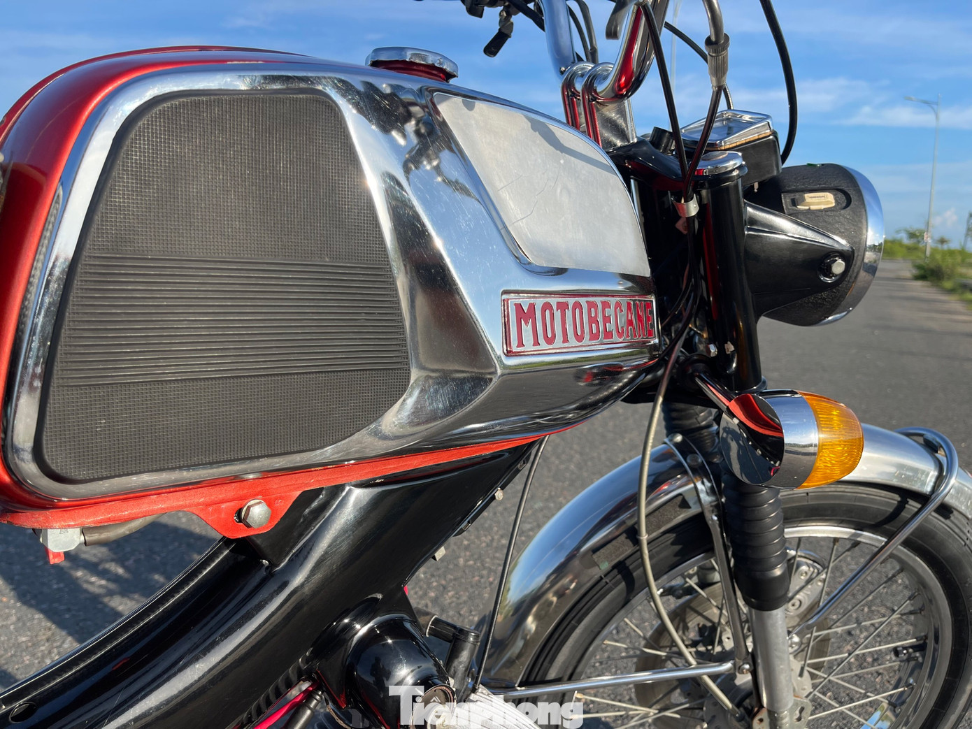 Chi tiết nổi bật của mẫu xe của anh Đạt nằm ở thùng xăng lớn, dung tích 8,7 lít có van dự trữ.