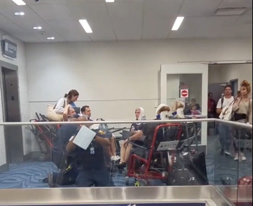 Một nhóm phi hành đoàn phải dùng xe lăn khi về tới sân bay. Một nhóm phi hành đoàn phải dùng xe lăn khi về tới sân bay.