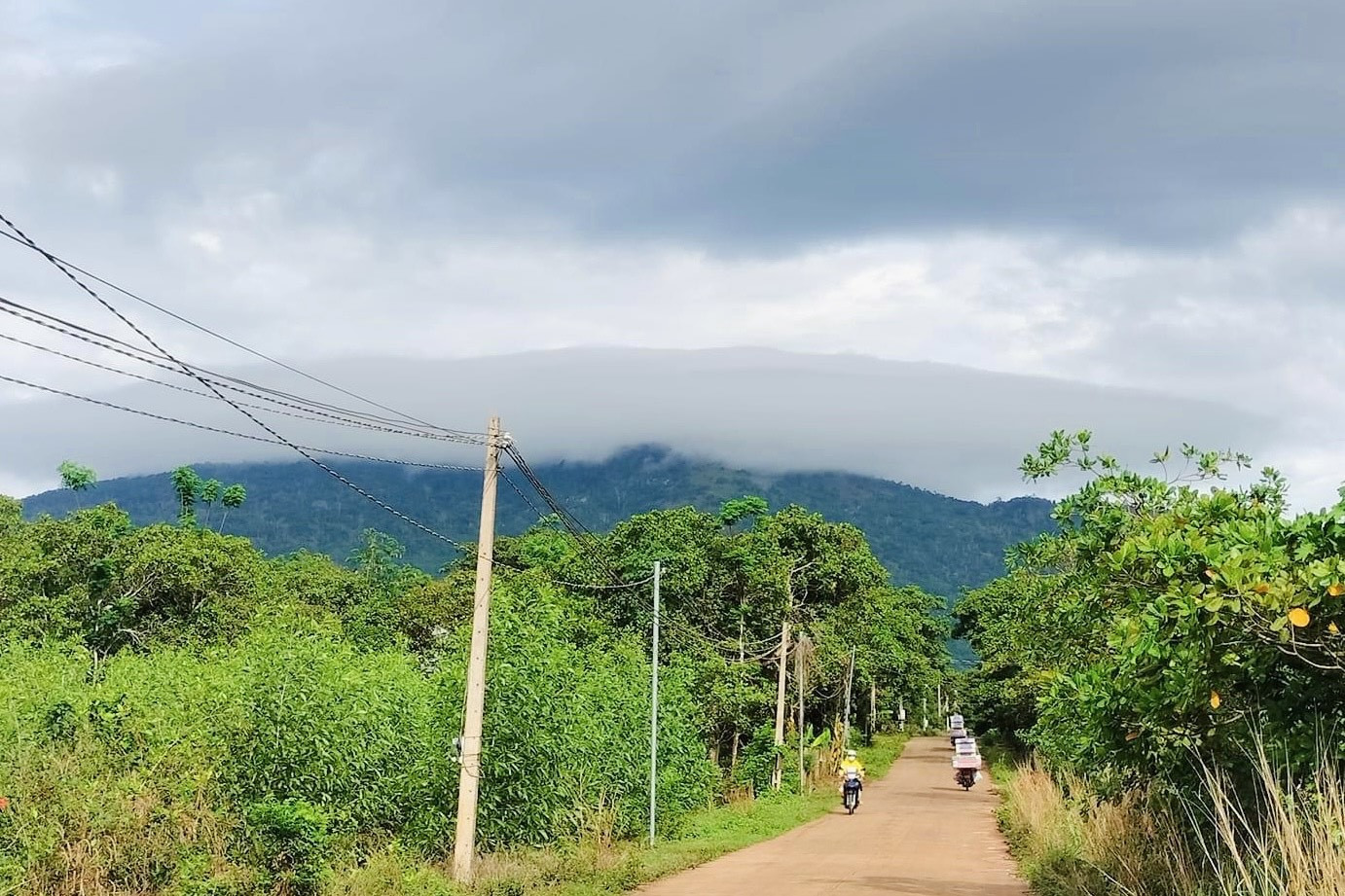 Hiện tượng mây bao phủ núi. Ảnh: H.H.