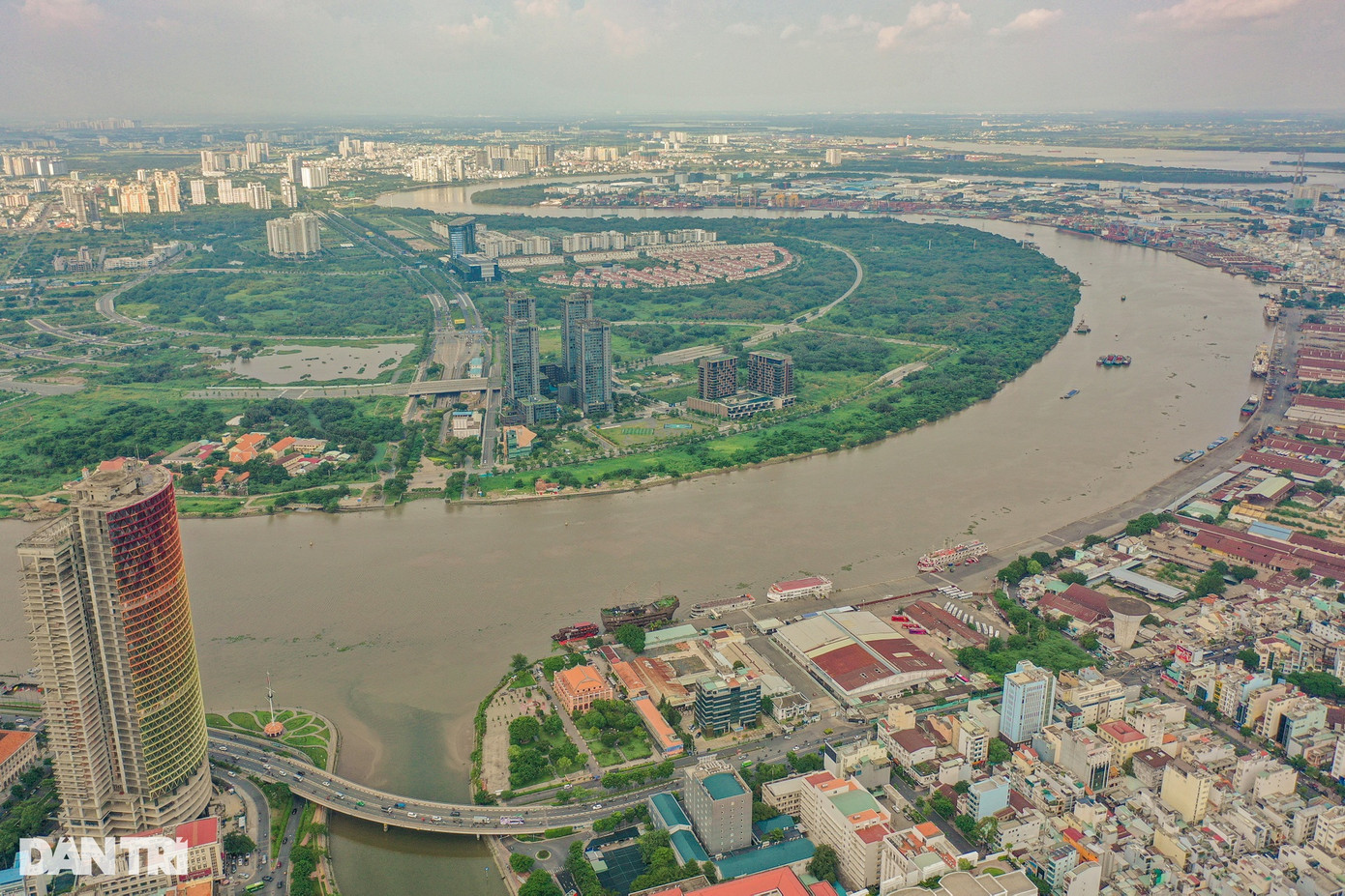 Khu đô thị mới Thủ Thiêm đang phát triển với các chức năng chính là trung tâm tài chính, văn hóa, thương mại, dịch vụ cao cấp, nghỉ ngơi, giải trí… Hiện tại, ngoài khu lâm viên sinh thái, khu đô thị mới Thủ Thiêm vẫn còn nhiều diện tích, khu đất vẫn là đầm lầy, kênh rạch, cây cối um tùm chưa được xây dựng. Nhiệm vụ quy hoạch chi tiết xây dựng tỷ lệ 1/500 đã được UBND TP phê duyệt và Đồ án quy hoạch chi tiết xây dựng tỷ lệ 1/500 đã được đơn vị tư vấn báo cáo đến các cơ quan chuyên ngành của thành phố. Sau khi Đồ án quy hoạch chi tiết được phê duyệt, UBND TPHCM sẽ có chỉ đạo để sớm đầu tư xây dựng công trình và đưa vào sử dụng trước năm 2025 theo đúng quy định hiện hành.