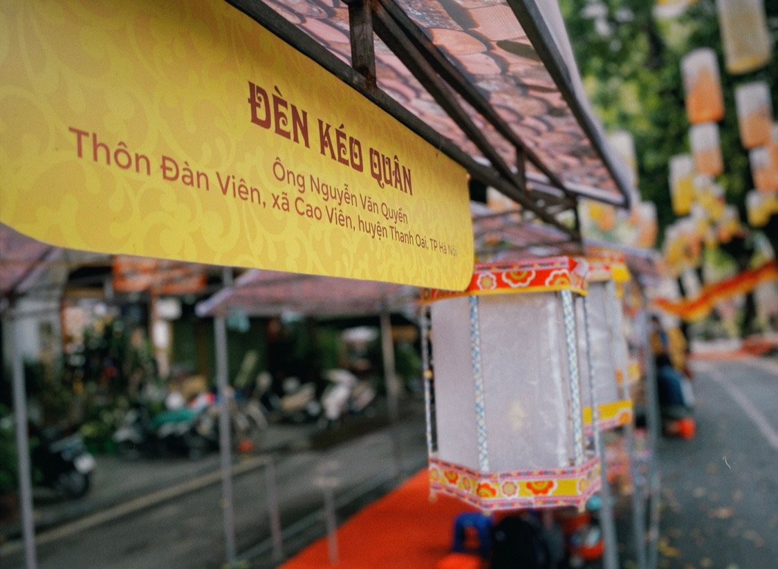 Không giống như đèn ông sao, đèn kéo quân lại có hình trụ, màu trắng và bên ngoài được vẽ rất nhiều hình thù như hoa lá, bướm, cá chép, trống, sao năm cánh.