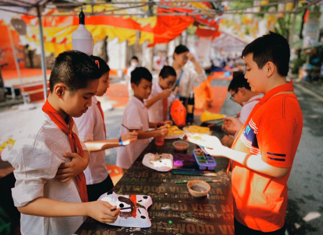 Năm nay, phố đèn lồng đặc biệt thu hút các em nhỏ đến tham gia các trò chơi truyền thống và tự tay làm ra những món đồ chơi cho riêng mình trong Lễ hội Trung thu.