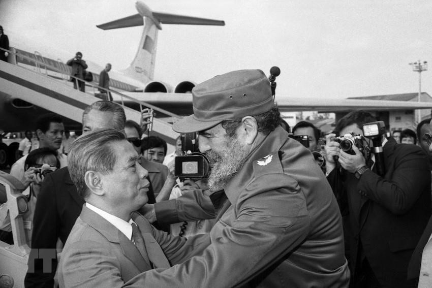 Ông Fidel Castro, Bí thư thứ nhất BCH Trung ương Đảng Cộng sản Cuba, Chủ tịch HĐNN, Chủ tịch HĐBT nước Cộng hòa Cuba đón Tổng Bí thư Nguyễn Văn Linh tại sân bay Jose Marti trong chuyến thăm hữu nghị chính thức Cuba từ ngày 24-29/4/1989. (Ảnh: Xuân Lâm/TTXVN).