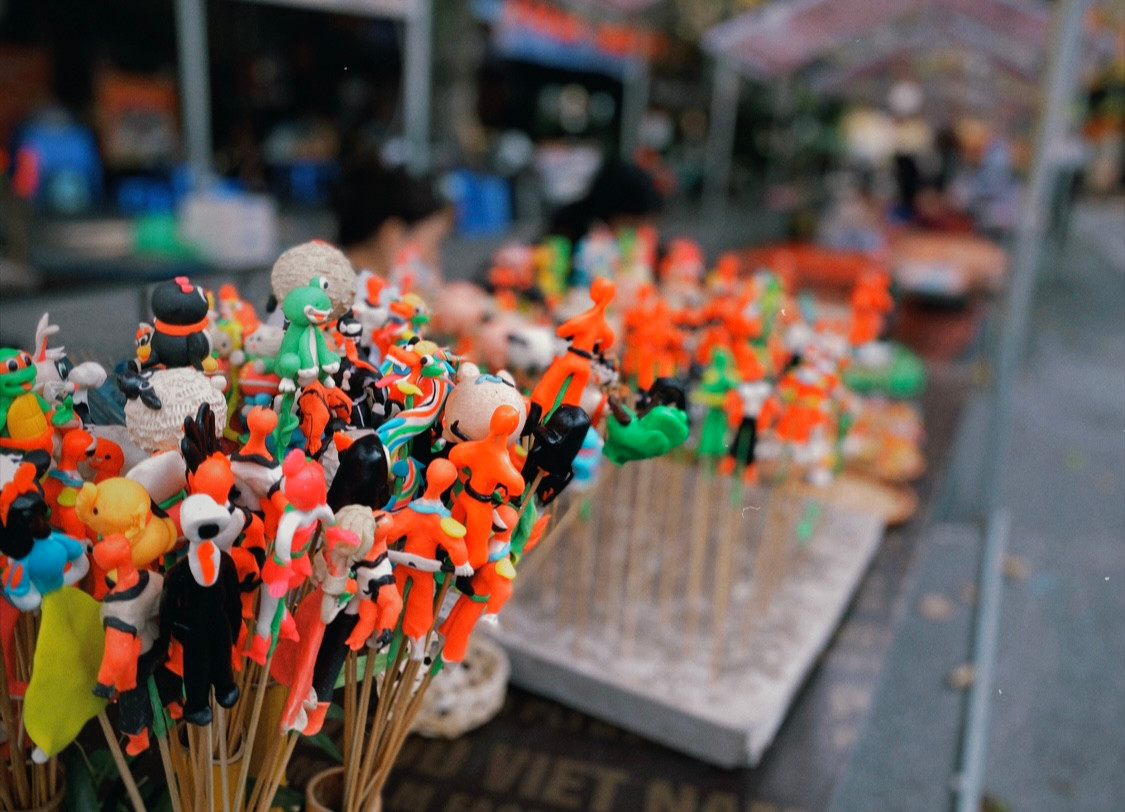 Tò he là đồ chơi dân gian thuần chất thôn quê đã đi vào đời sống tinh thần của biết bao thế hệ người dân đất Việt. Từ bàn tay khéo léo và tâm huyết, những người nặn tò he “biến” thứ bột nặn vô tri vô giác thành những sản phẩm nghệ thuật đầy sáng tạo, đa sắc màu.