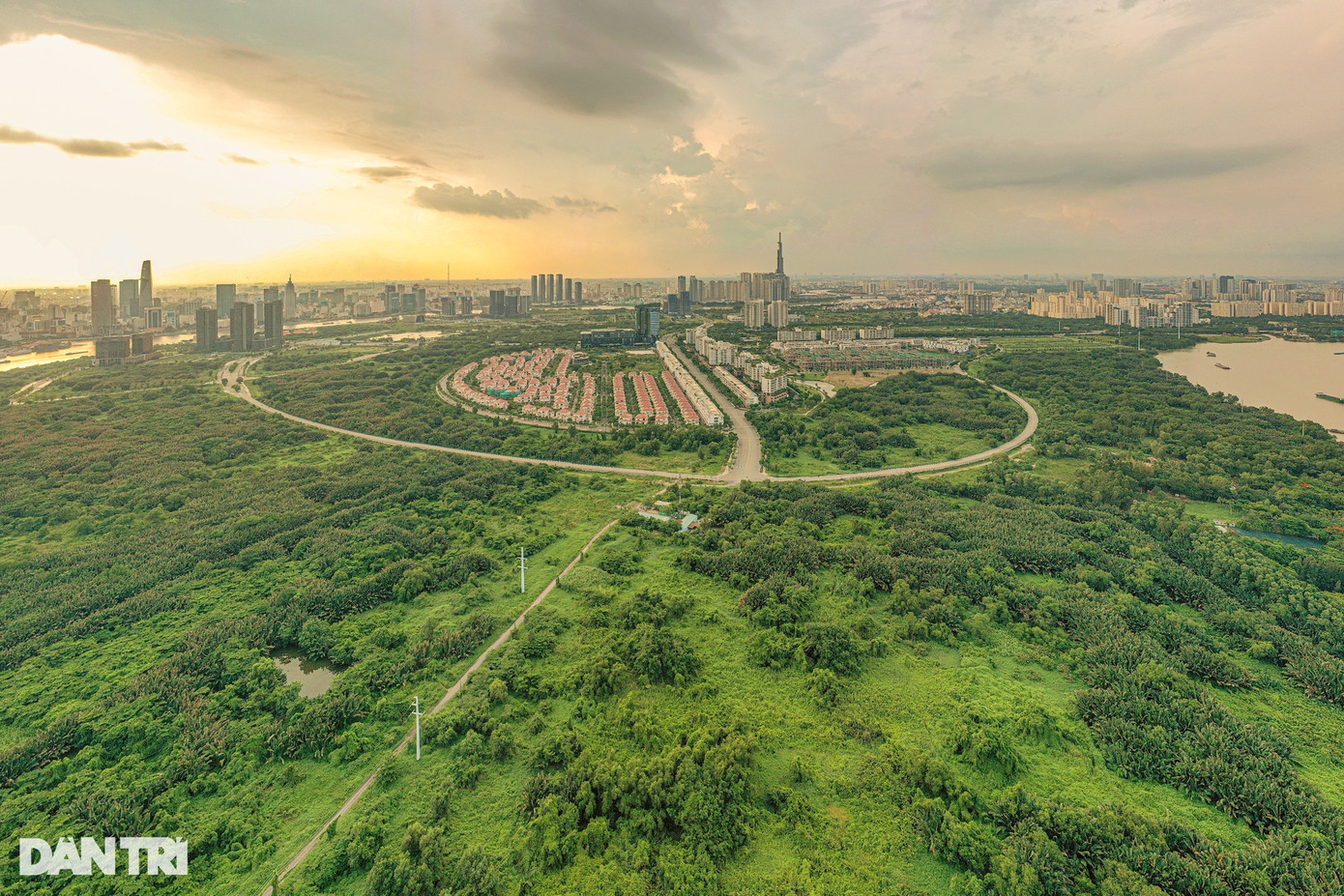 Khu đô thị mới Thủ Thiêm (TP Thủ Đức) trong tương lai sẽ được quy hoạch thành 8 khu chức năng. Trong đó, 7 khu sẽ phát triển đô thị từ khu chức năng số 1 đến số 7, riêng khu chức năng số 8 được quy hoạch làm khu lâm viên sinh thái nằm ngay cạnh trung tâm TPHCM.