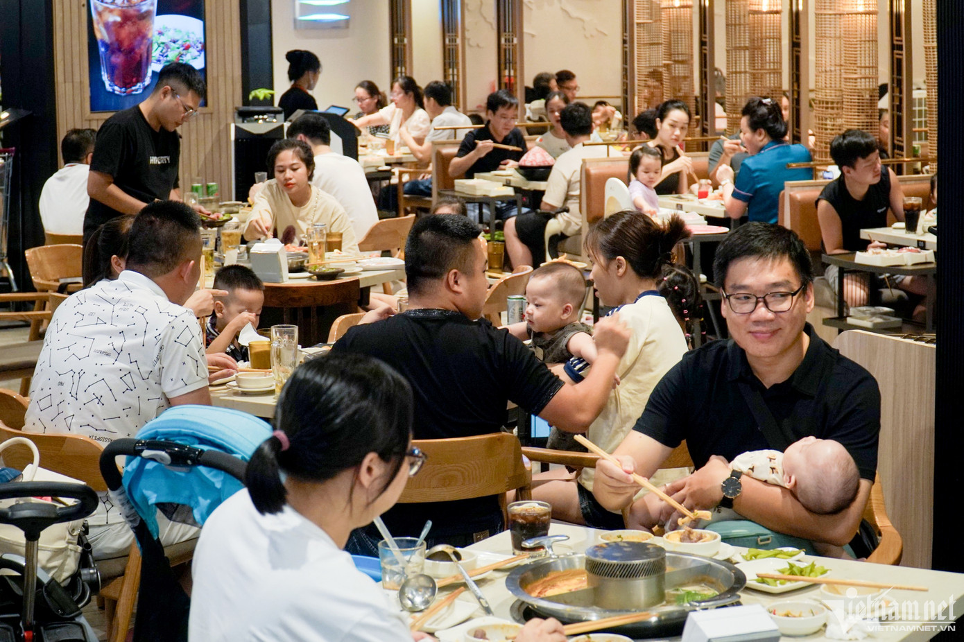 Khu vực ăn uống phía trong khu ẩm thực đến 14h vẫn chật kín chỗ.