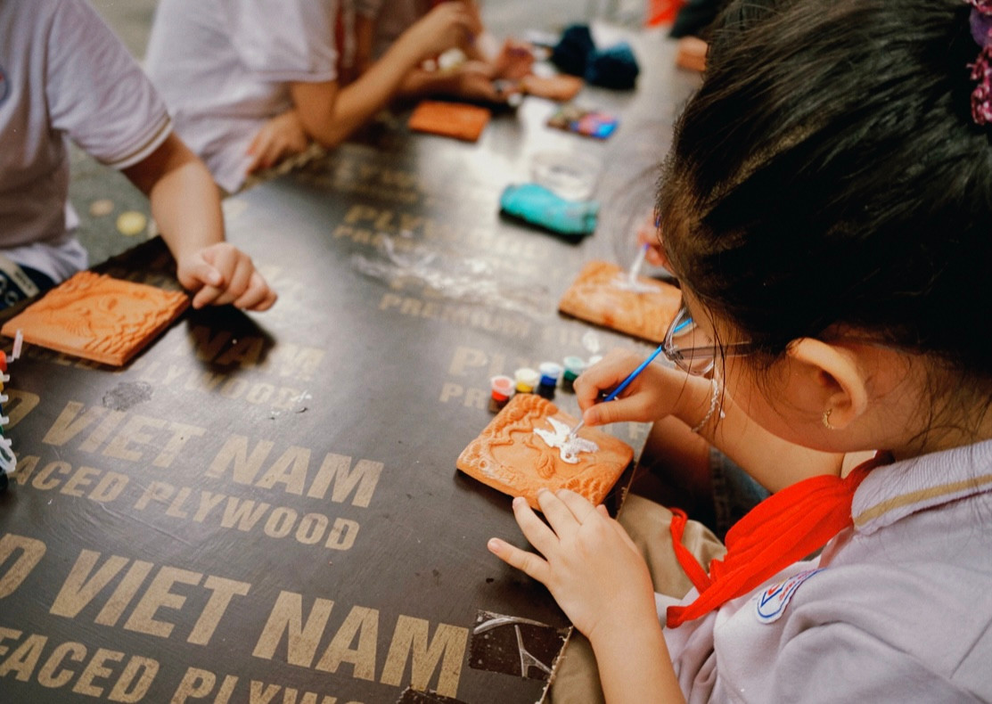 Nhiều bạn trẻ thích thú với việc trang trí cho những bức tranh làm từ gốm nung.