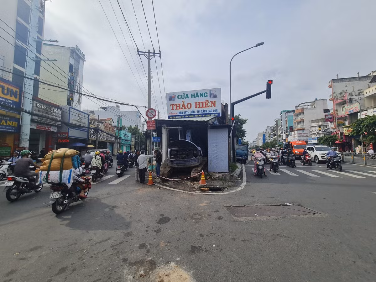 Căn nhà gây cản trở giao thông cho người đi đường. Ảnh: NGUYỄN CHÂU.