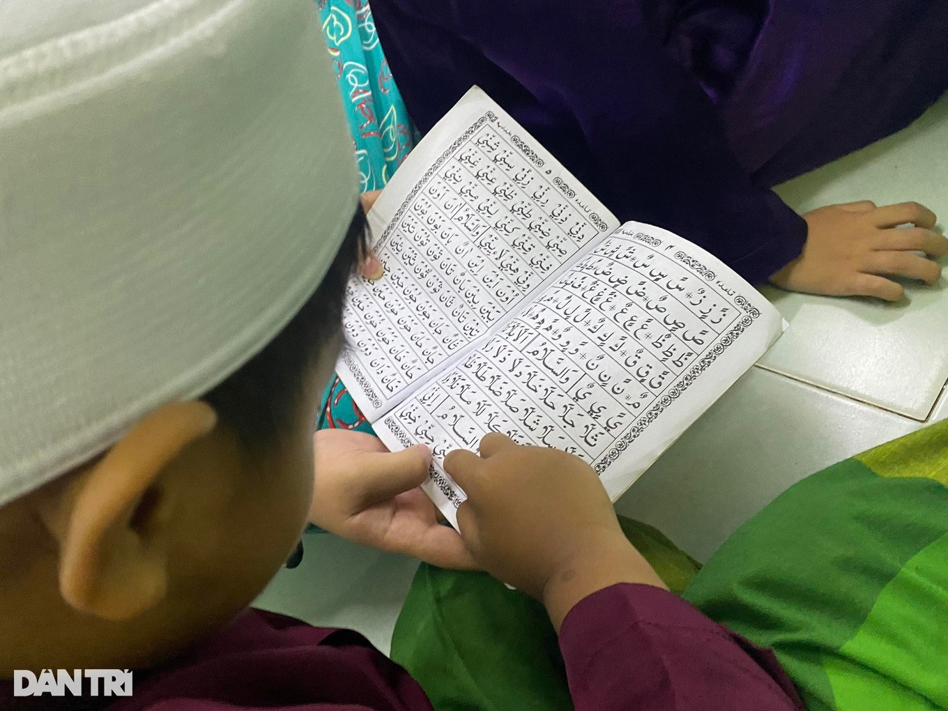 Các em được học chữ theo vần Ả Rập (Ảnh: Diệp Bình).