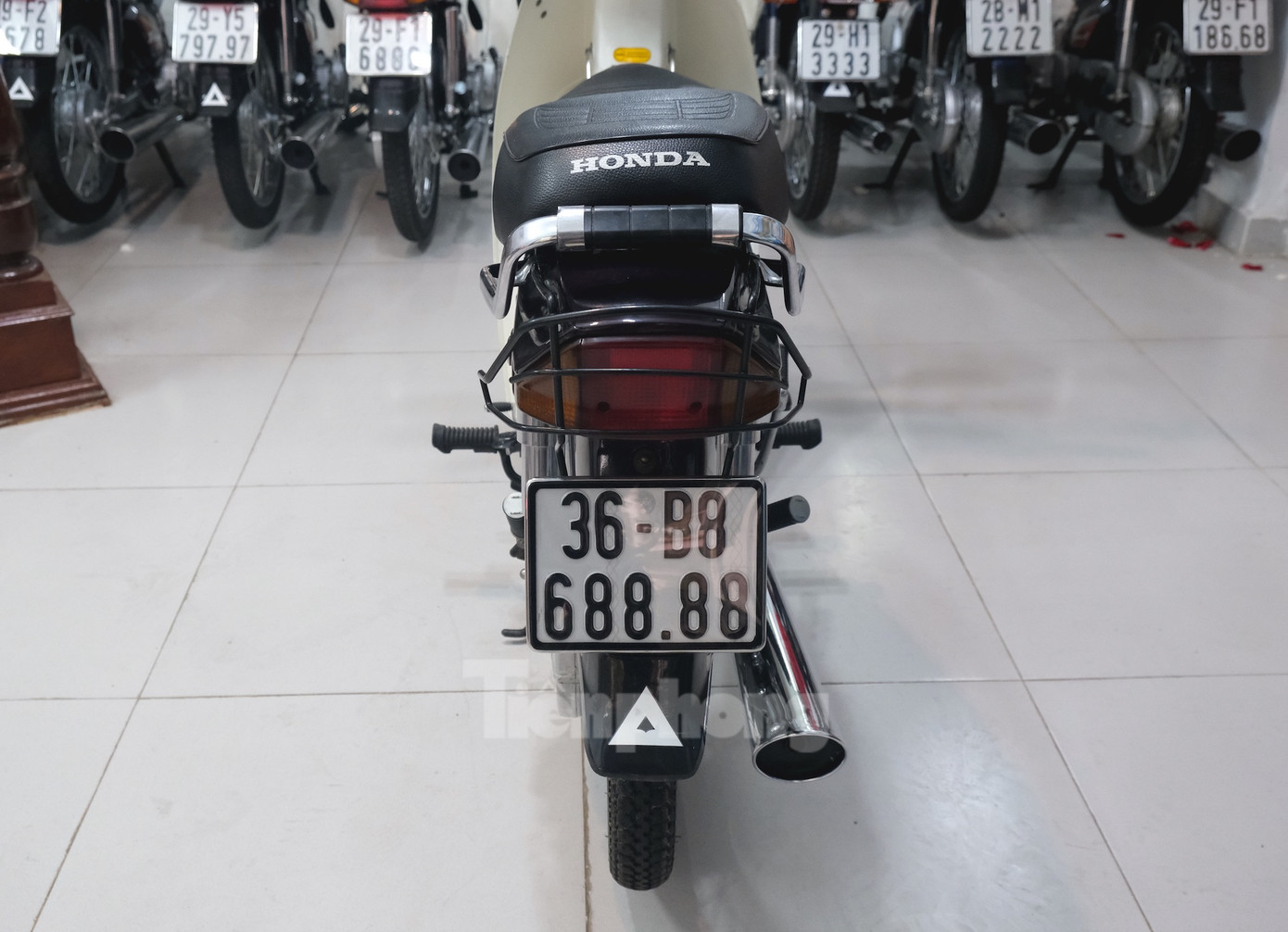 Nổi bật trong bộ sưu tập mới là chiếc Dream mang biểm kiểm soát &quot;36-B8 68888&quot;. Chiếc xe sản xuất năm 1997 này được anh mua lại với giá 300 triệu đồng từ một người chủ tại tỉnh Thanh Hóa.