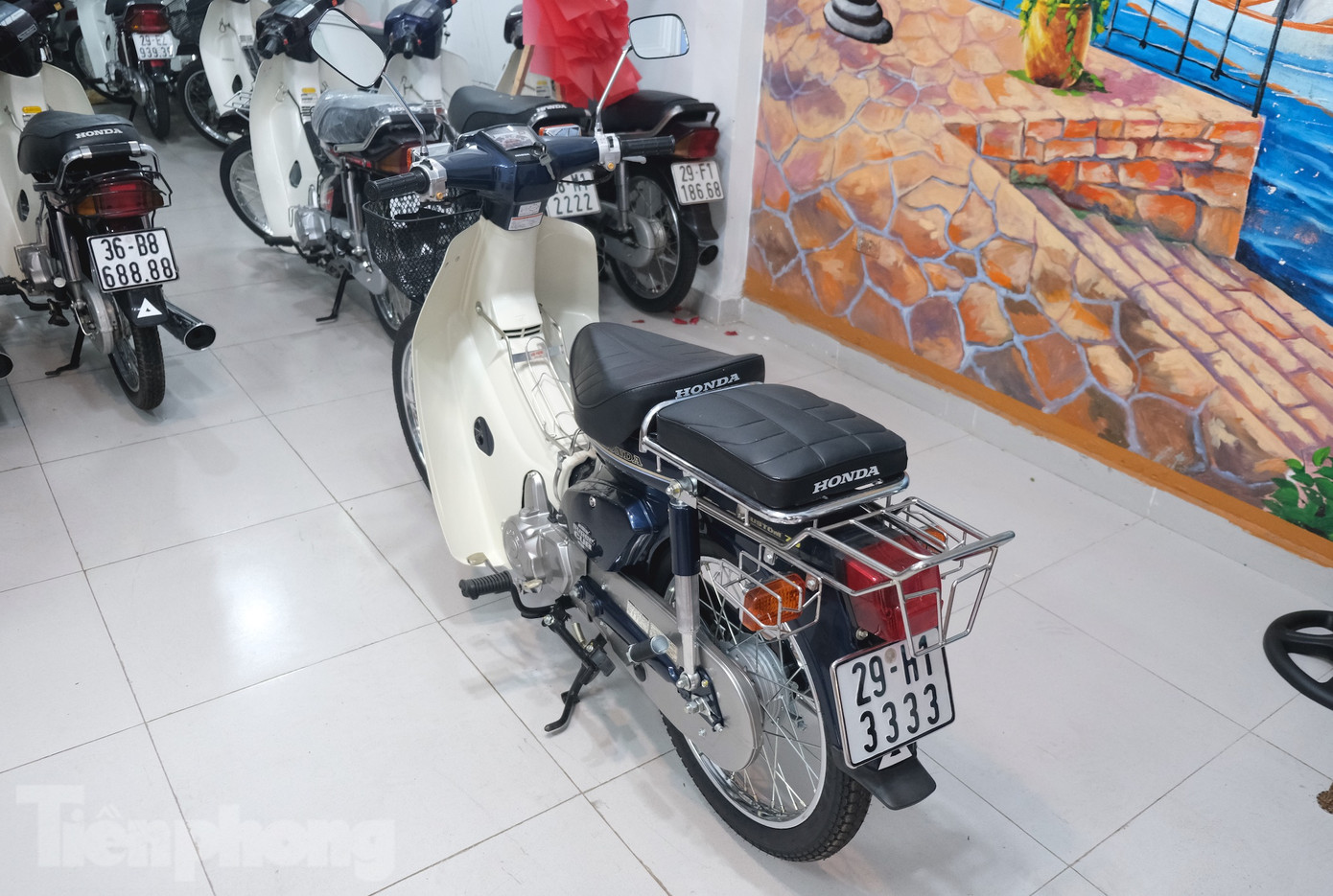 Tiếp đến là mẫu Honda Cub đời cổ, sở hữu biển số tứ quý 3, đăng ký tại Hà Nội.