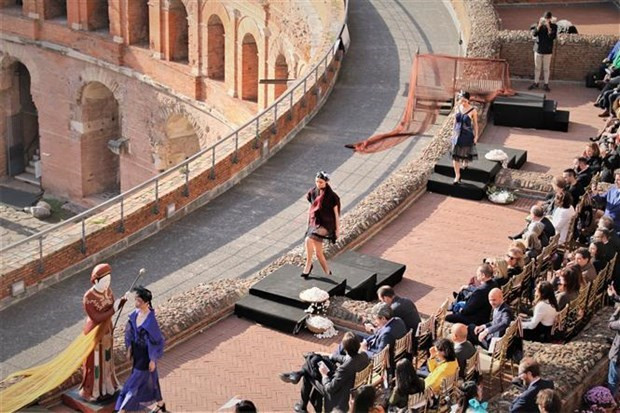 Trình diễn thời trang tại sự kiện khai mạc 50 năm quan hệ ngoại giao Việt Nam-Italy. (Ảnh: Thanh Hải/TTXVN) Trình diễn thời trang tại sự kiện khai mạc 50 năm quan hệ ngoại giao Việt Nam-Italy. (Ảnh: Thanh Hải/TTXVN)