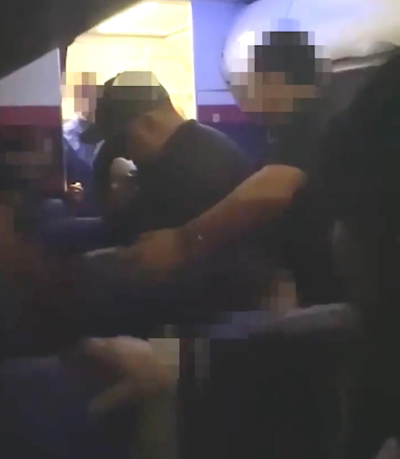 Khoang hành khách trở nên hỗn độn trong quá trình khống chế đối tượng gây rối. Khoang hành khách trở nên hỗn độn trong quá trình khống chế đối tượng gây rối.