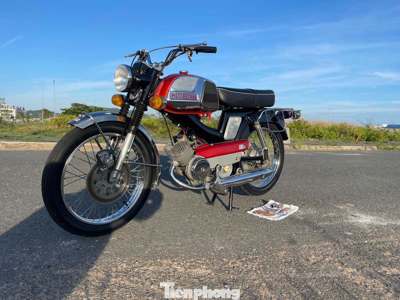 Chủ sở hữu chiếc Motobecane 99z là anh Ngô Tiến Đạt, làm công việc kinh doanh. Hiện tại, anh Đạt đang trú tại quận Tân Phú, TP HCM. Chia sẻ với Tiền Phong về cơ duyên đến với chiếc xe gắn máy đời cổ, người này cho biết: &quot;Điều khiến tôi nhớ nhất với Motobecane 99z là lúc tôi vượt 700km để đến được nhà chủ cũ. Khi đến nơi, tôi rất bất ngờ vì không nghĩ nó vẫn còn đẹp đến như vậy&quot;.