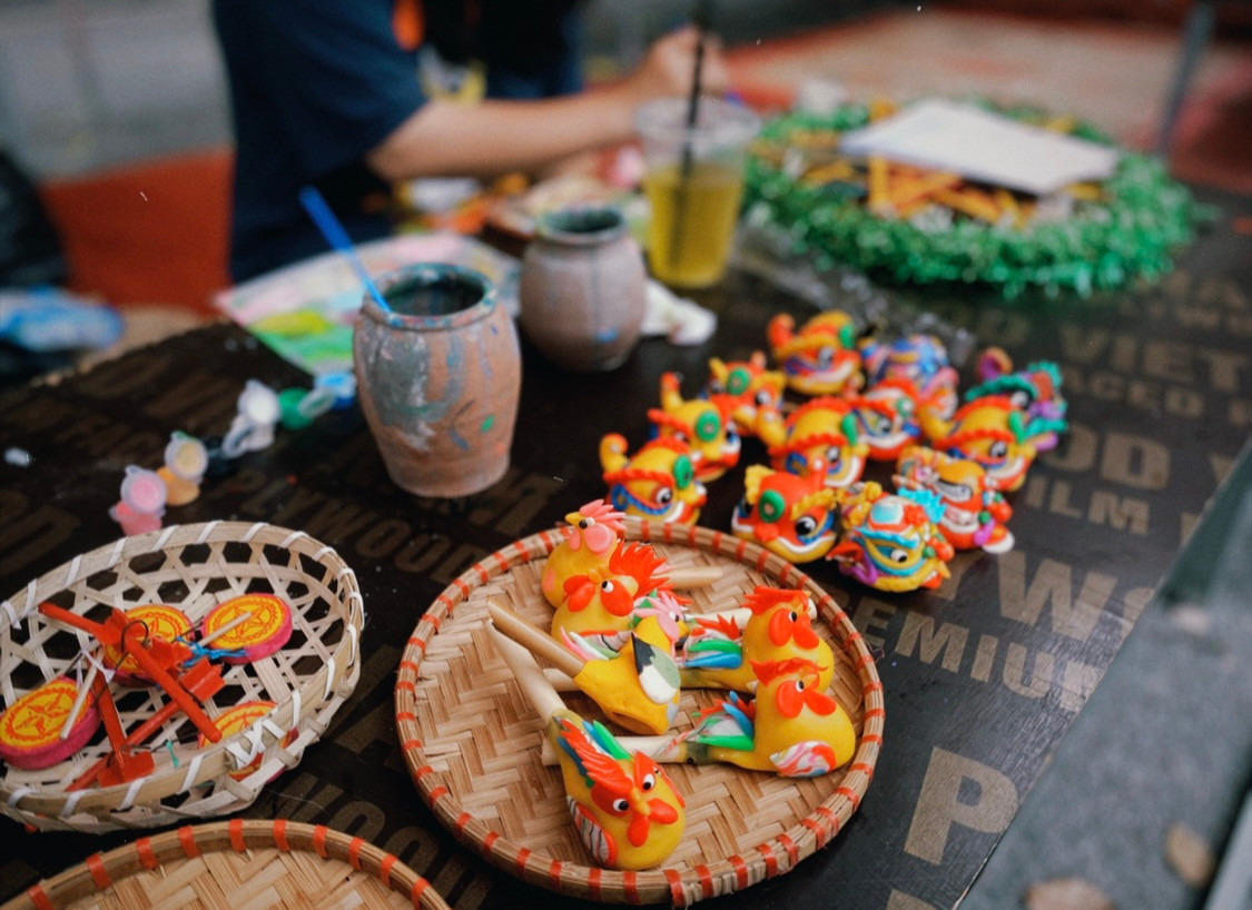 Hơn 20 gian hàng với nhiều loại đồ chơi truyền thống hấp dẫn hàng loạt "thượng đế nhí" tại không gian bích họa phố Phùng Hưng.