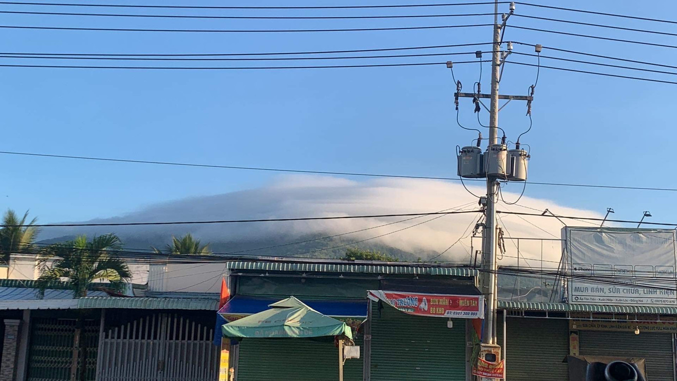 Một bạn trẻ đã nhanh chóng chụp lại cảnh đẹp trên đỉnh núi Chứa Chan vào sáng nay, 14/5. Ảnh: H.H.