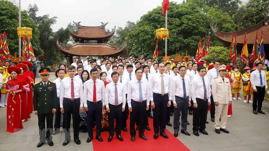 Lãnh đạo tỉnh Phú Thọ cùng nhân dân thành kính dâng hương tại Lễ giỗ Đức Quốc Tổ Lạc Long Quân. (Ảnh: Trung Kiên/TTXVN).