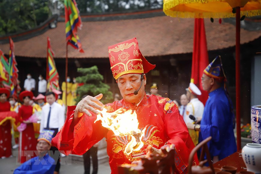 Chủ tế hóa Chúc văn tại Lễ giỗ Đức Quốc Tổ Lạc Long Quân. (Ảnh: Trung Kiên/TTXVN).