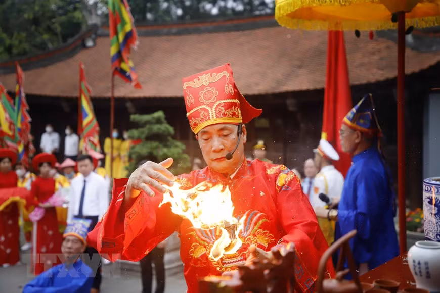 Chủ tế hóa Chúc văn tại Lễ giỗ Đức Quốc Tổ Lạc Long Quân. (Ảnh: Trung Kiên/TTXVN). Chủ tế hóa Chúc văn tại Lễ giỗ Đức Quốc Tổ Lạc Long Quân. (Ảnh: Trung Kiên/TTXVN).