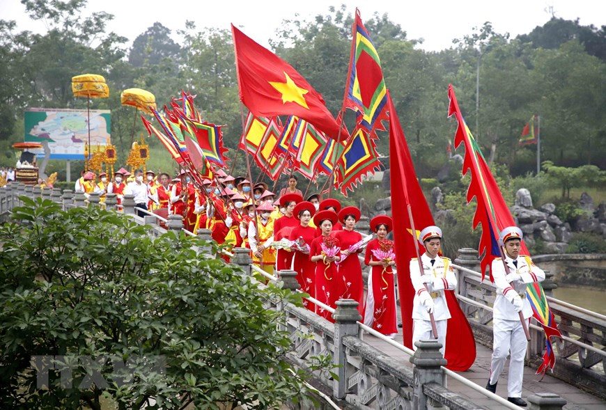 Đoàn rước lễ vật tiến vào Đền Lạc Long Quân. (Ảnh: Trung Kiên/TTXVN).