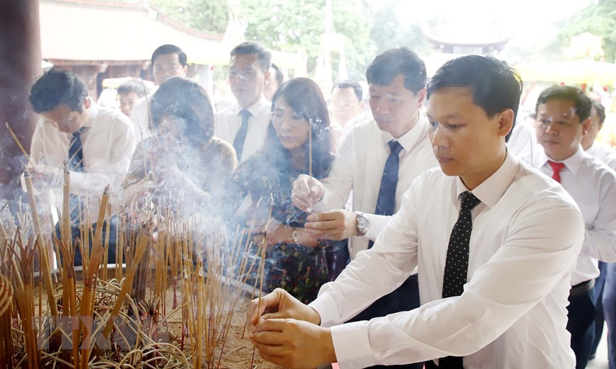 Hình ảnh lãnh đạo tỉnh Phú Thọ cùng nhân dân thành kính dâng hương tại Lễ giỗ Đức Quốc Tổ Lạc Long Quân. (Ảnh: Trung Kiên/TTXVN).