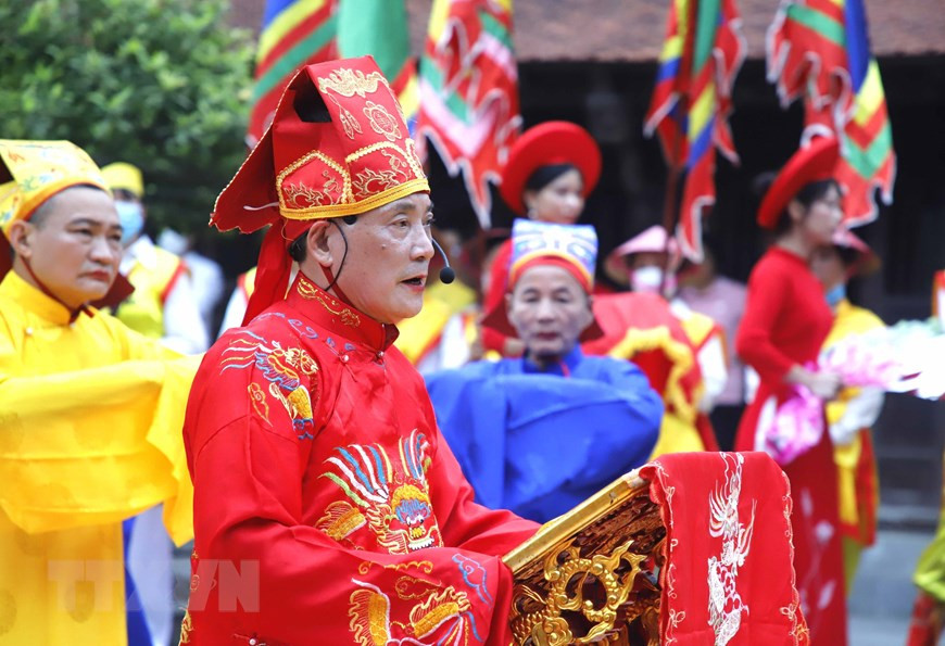 Cụ chủ tế đọc Chúc văn tại Lễ giỗ Đức Quốc Tổ Lạc Long Quân. (Ảnh: Trung Kiên/TTXVN).