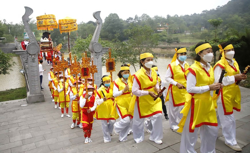 Đoàn rước lễ vật tiến vào Đền Lạc Long Quân. (Ảnh: Trung Kiên/TTXVN).